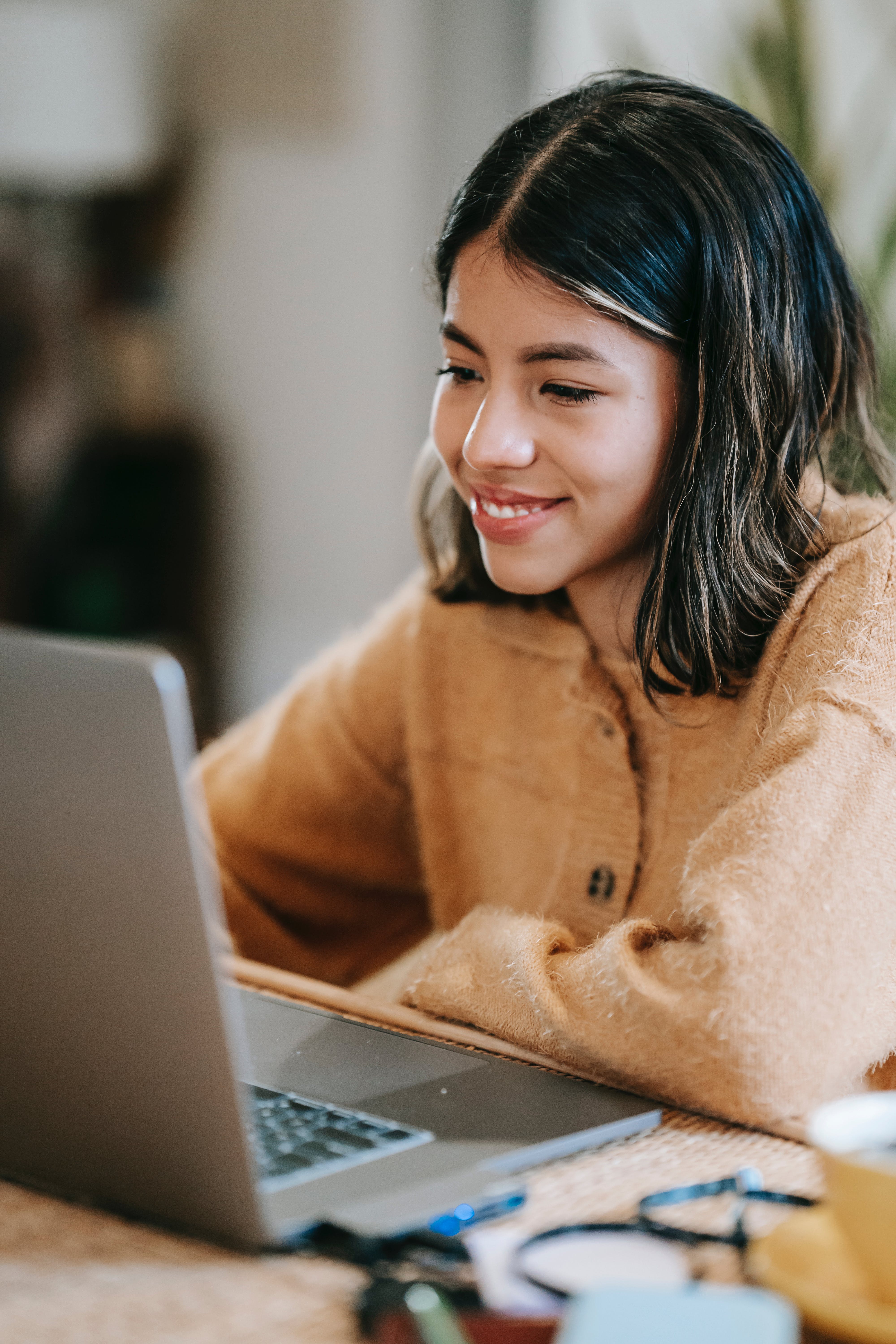 Femme travaillant sur sa formation en ligne
