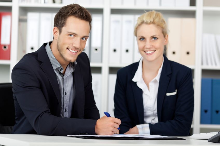 portrait femme et homme en entreprise souriant