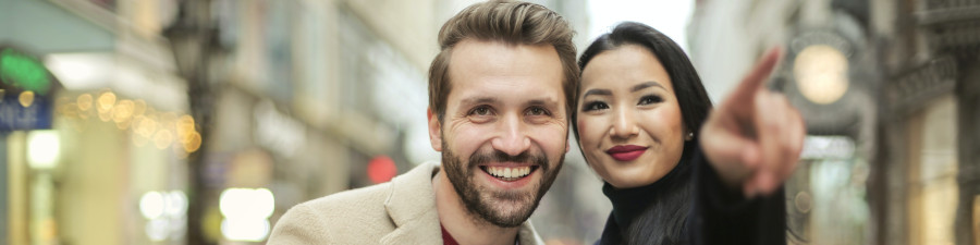 Couple dans la rue, la femme montre quelque chose