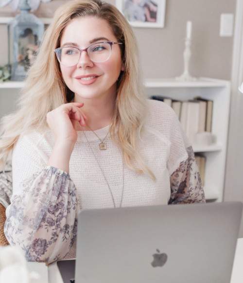 Jeune femme blonde étudiant devant son ordinateur