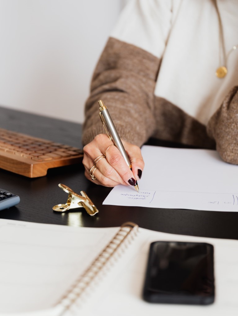 Femme qui écrit sur une feuille