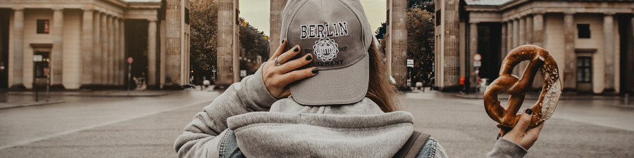 Jeune femme à Berlin devant la Porte de Brandebourg