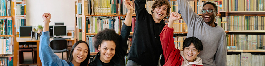 Groupe d'adolescent dans une bibliothèque