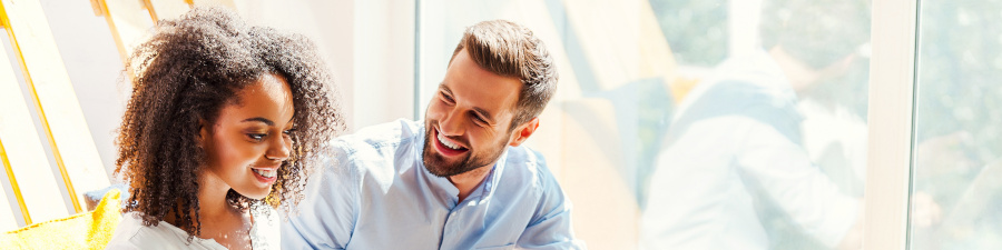 Femme et hommes souriants au soleil