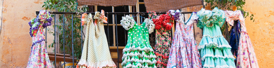 Robes de flamenco étendue sur un balcon