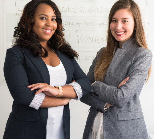 Deux femmes adultes se tenant debout