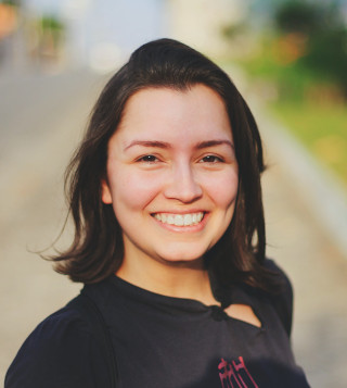 Jeune femme brune souriante