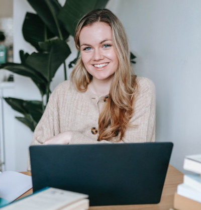 Femme souriante devant son ordinateur