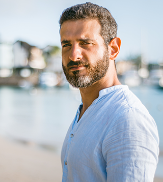 Homme italien debout sur une plage